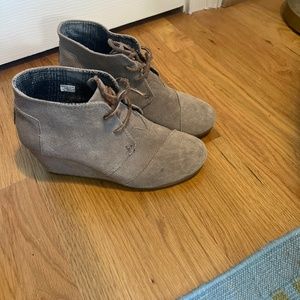 Tom’s size 9 grey suede boot